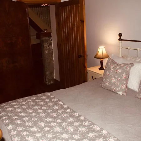 Cottage At The Heart Of Teapot Lane Glamping-3